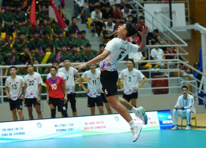 Tình huống trong trận đấu giữa đội Quân đội nhân dân Việt Nam thắng 3-1 trước đội Quân đội Hoàng gia Campuchia. Ảnh: ĐẶNG ĐÔNG