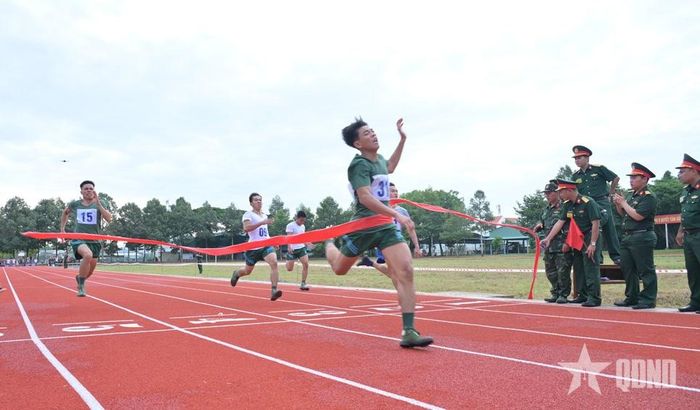 Các vận động viên tranh tài nội dung chạy 100m.
