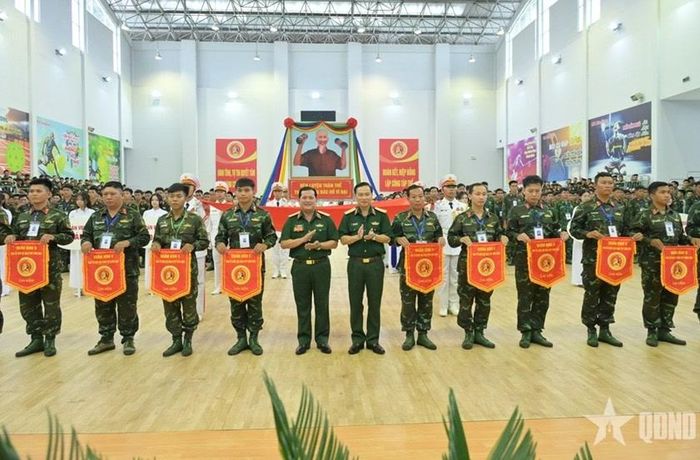 Lãnh đạo Quân khu 9 trao Cờ lưu niệm tặng các đoàn tham gia hội thao.