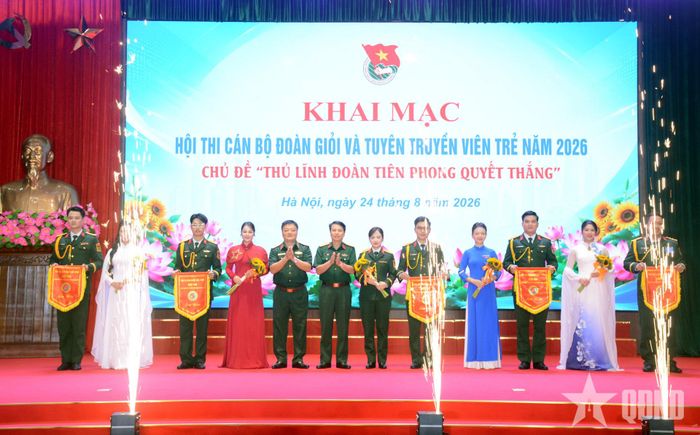   Lãnh đạo Tổng cục Công nghiệp Quốc phòng trao cờ lưu niệm tặng đại diện các đội thi. 