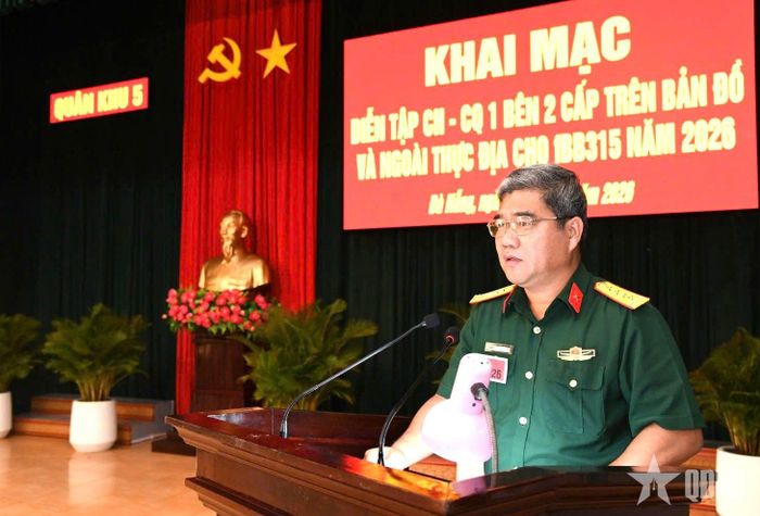 Đại tá Nguyễn Tấn Ý, Phó tham mưu trưởng Quân khu 5, Phó trưởng ban Chỉ đạo diễn tập công bố quyết định thành lập đạo diễn diễn tập, phổ biến nội dung chính kế hoạch điều hành; nội quy, quy ước diễn tập cho Sư đoàn 315.