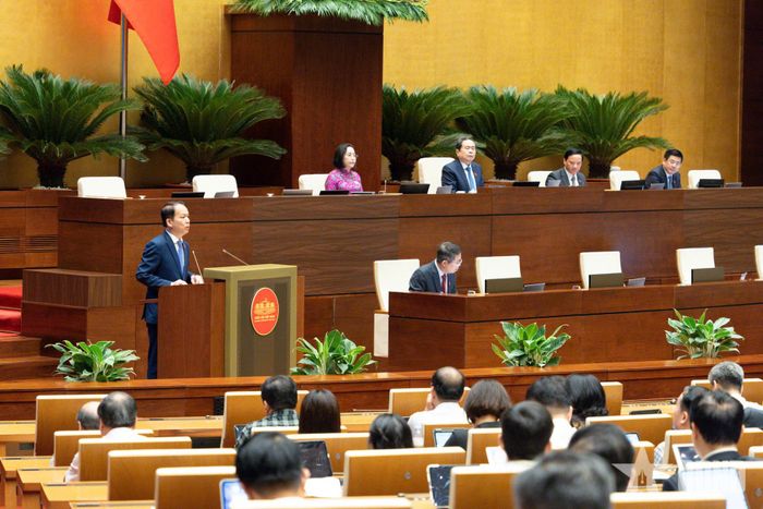 Bộ trưởng Bộ Tư pháp Hoàng Thanh Tùng trình bày báo cáo trước Quốc hội.