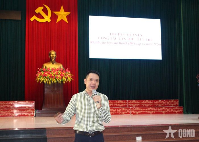   Giảng viên Trường Đại học Khoa học Xã hội và Nhân văn (Đại học Quốc gia Hà Nội) trao đổi chuyên đề tại lớp bồi dưỡng.  