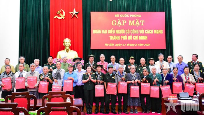 Trao quà của Bộ Quốc phòng tặng đại biểu người có công với cách mạng TP Hồ Chí Minh. 