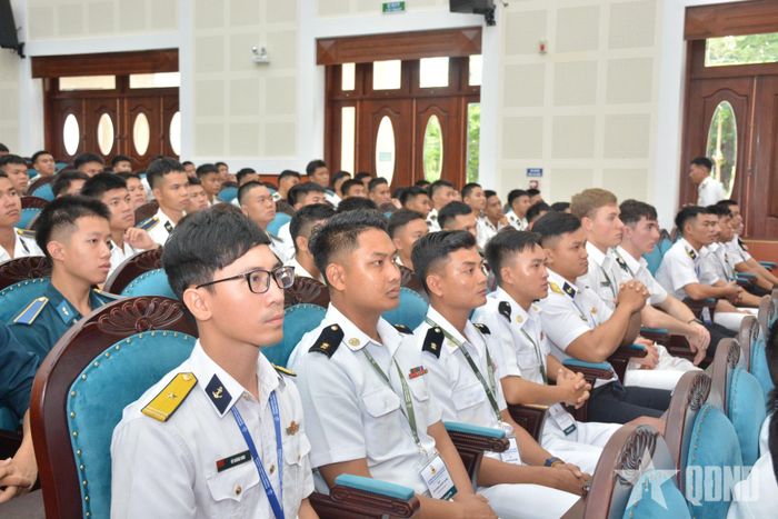 Các đại biểu dự khai mạc.