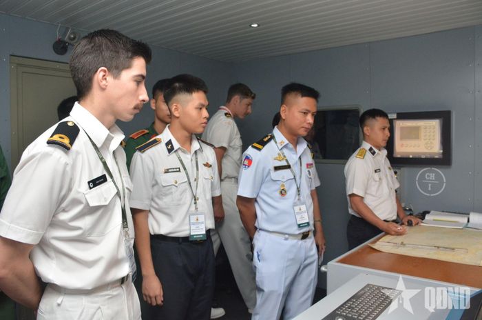 Các đại biểu tham quan Trung tâm Huấn luyện mô phỏng tác chiến (Học viện Hải quân).