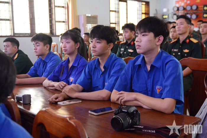 Đoàn viên, thanh niên địa phương chăm chú xem chương trình.