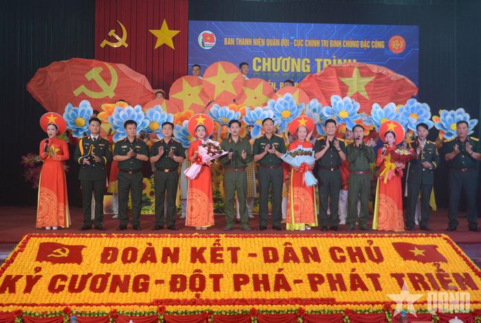Lãnh đạo Binh chủng Đặc công, Ban Thanh niên Quân đội và các đại biểu tặng hoa chúc mừng các đội tuyên truyền.