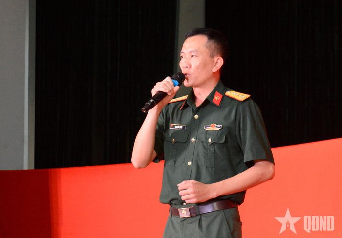  Cán bộ Lữ đoàn Đặc công bộ 429 tuyên truyền pháp luật. 