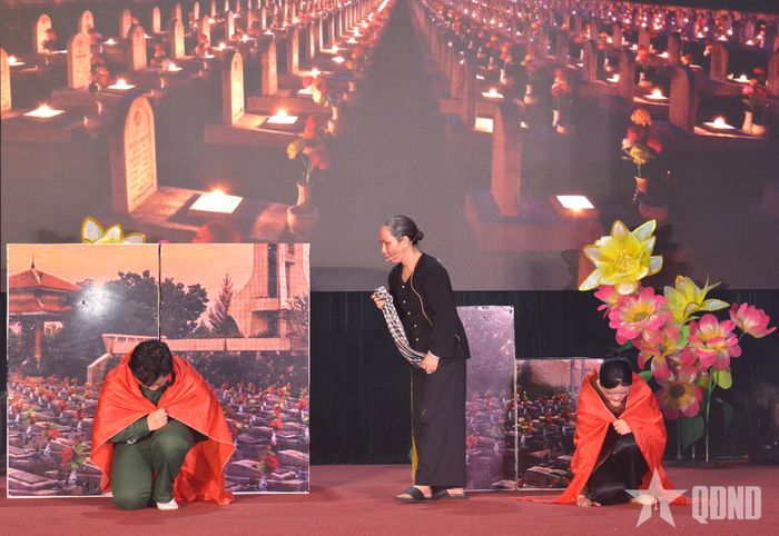  Hoạt cảnh sân khấu hóa tôn vinh sự hy sinh, mất mát của người mẹ, người vợ trong chiến tranh. 