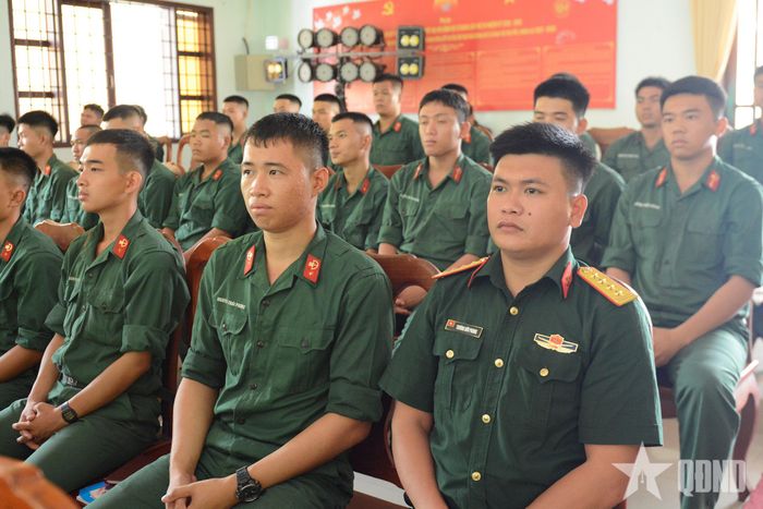 Cán bộ, chiến sĩ theo dõi các tiết mục sân khấu hóa tại chương trình.