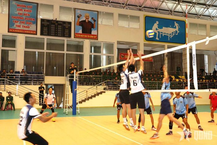  Các vận động viên thi đấu nội dung môn bóng chuyền. 