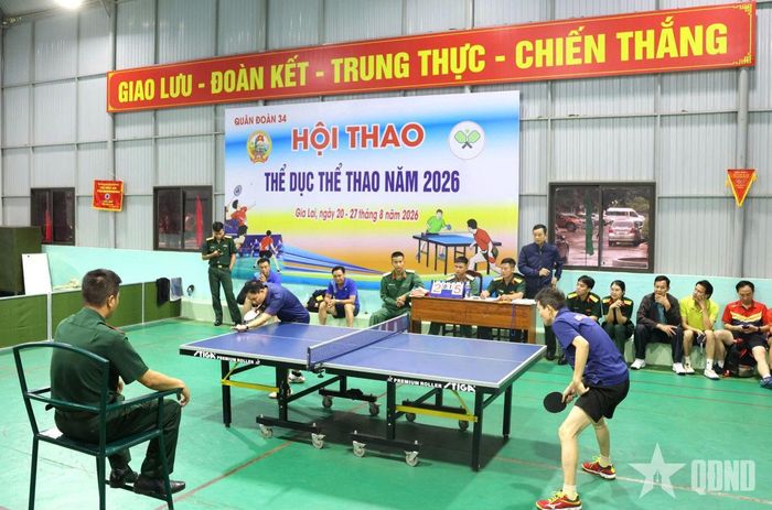  Các vận động viên thi đấu nội dung môn bóng bàn. 