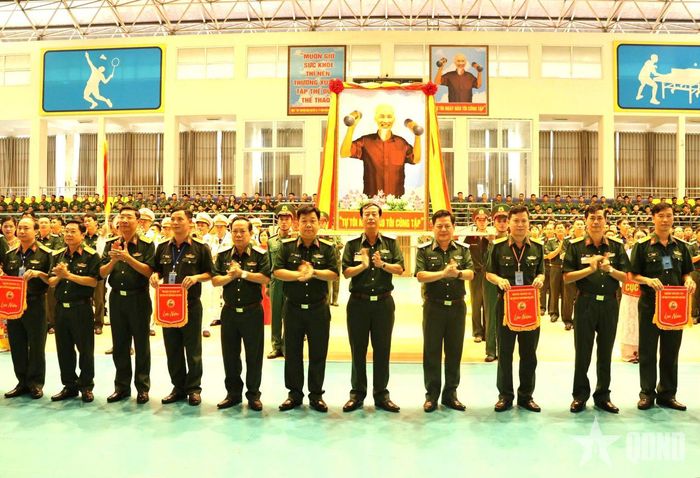 Thủ trưởng Bộ tư lệnh Quân đoàn 34 trao cờ lưu niệm tặng các đơn vị. 