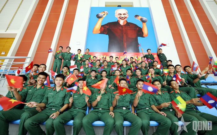  Được trực tiếp theo dõi các trận đấu bóng chuyền tại giải là trải nghiệm khó quên của những chiến sĩ trẻ. Ảnh: GIANG PHAN