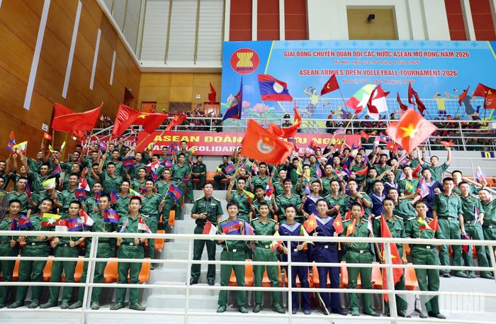 Mọi người mang theo Quốc kỳ các nước tham dự, cổ vũ trong từng pha bóng. Ảnh: GIANG PHAN