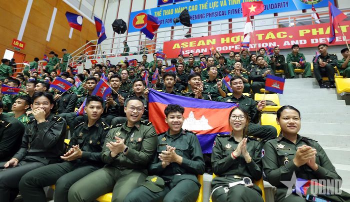 Các cổ động viên Campuchia. Ảnh: GIANG PHAN
