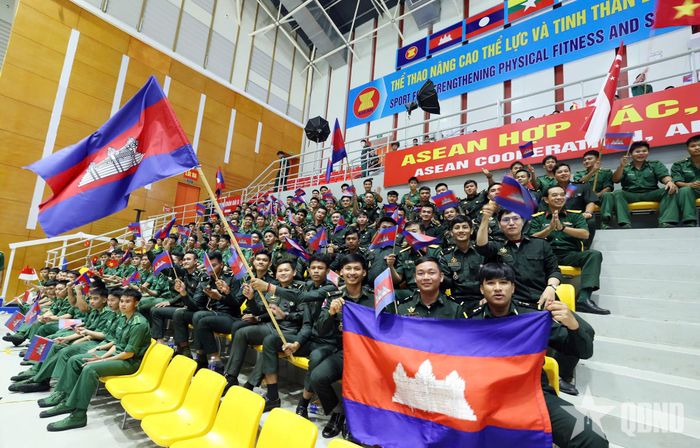 Sắc màu cổ vũ của cổ động viên Campuchia. Ảnh: GIANG PHAN