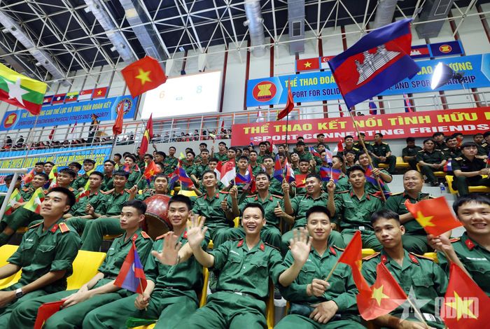  Niềm vui của các cổ động viên - những chiến sĩ trẻ. Ảnh: GIANG PHAN