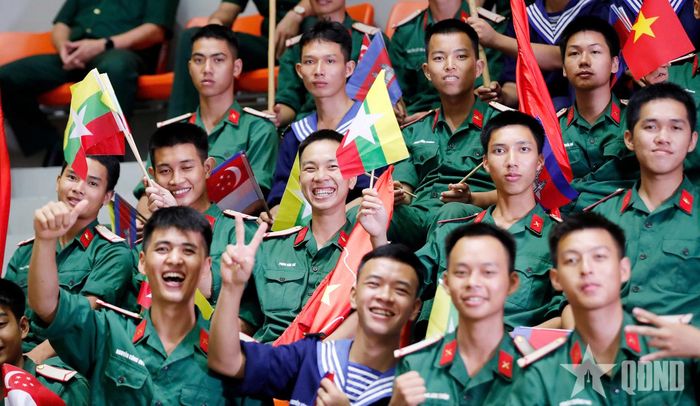  Sự phấn khởi hiện lên trên từng khuôn mặt những chiến sĩ trẻ. Ảnh: GIANG PHAN