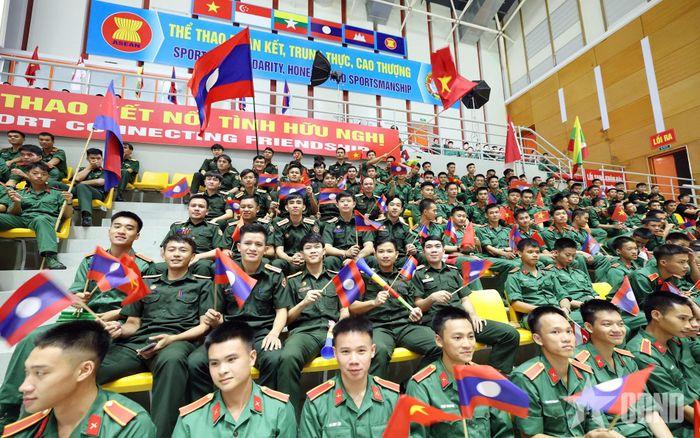  Màu sắc cổ động viên cổ vũ cho đội tuyển bóng chuyền Quân đội nhân dân Lào. Ảnh: GIANG PHAN