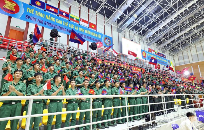 Các cổ động viên cùng đứng dậy cổ vũ cho hai đội. Ảnh: GIANG PHAN