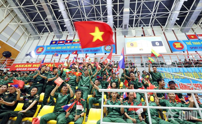Niềm vui khi đội nhà ghi điểm. Ảnh: GIANG PHAN
