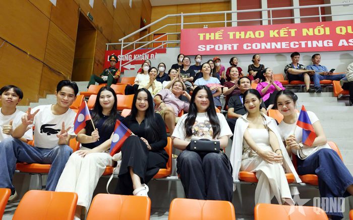  Những cổ động viên của đội bóng chuyền Quân đội nhân dân Lào. Ảnh: GIANG PHAN