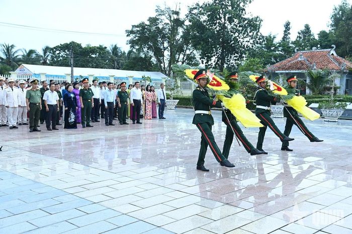 Các đại biểu dâng hoa, dâng hương tại Nghĩa trang Liệt sĩ Mỹ Tú, TP Cần Thơ.