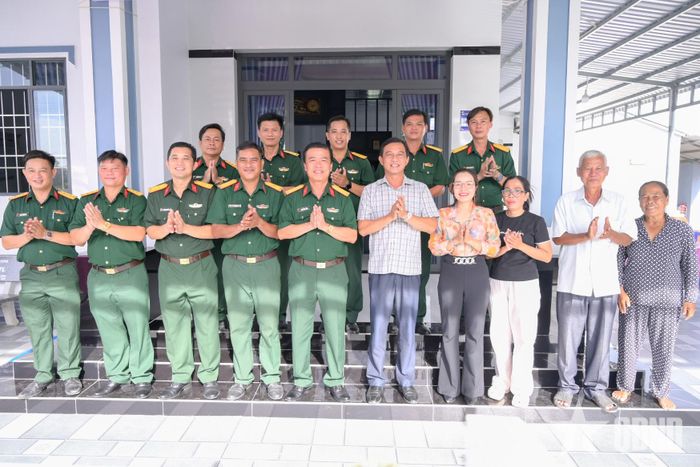 Đoàn công tác Bộ CHQS tỉnh chụp ảnh tại buổi bàn giao nhà tặng gia đình Thiếu tá QNCN Liêu Đạt.