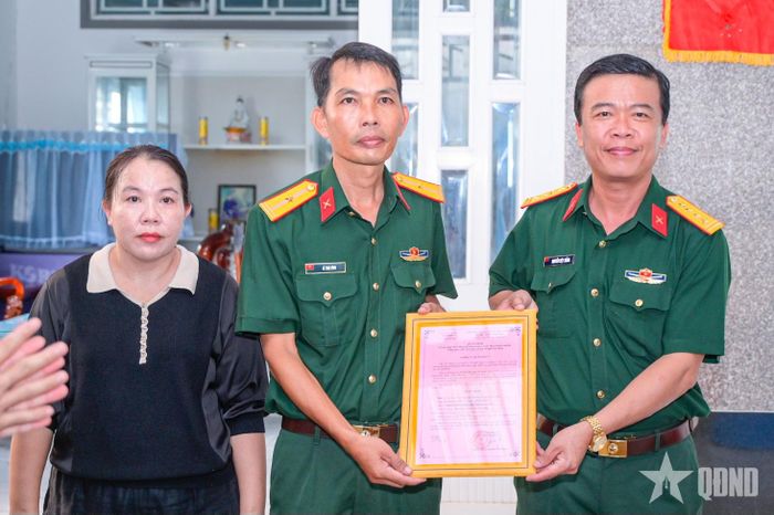  Đại tá Nguyễn Việt Thắng, Chính ủy Bộ CHQS tỉnh An Giang trao quyết định bàn giao Nhà đồng đội cho gia đình Thiếu tá QNCN Lê Thái Vĩnh. 