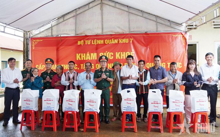 Đoàn công tác Quân khu 7 trao quà tặng người dân có hoàn cảnh khó khăn ở xã Quảng Trực.