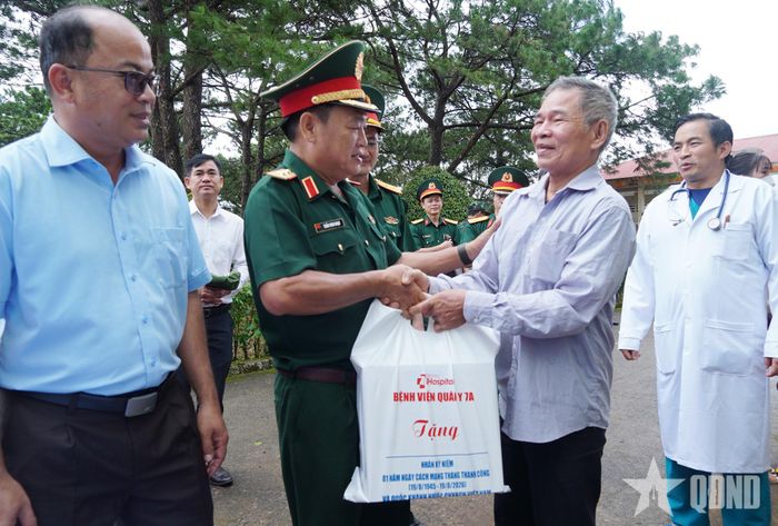 Đồng chí Chính ủy Quân khu 7 trao quà tặng thương binh ở xã Quảng Trực.