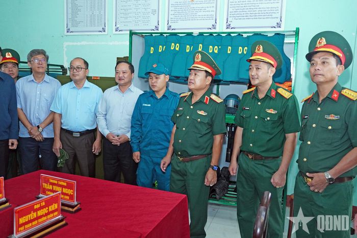 Trung tướng Trần Vinh Ngọc và đoàn công tác thăm, kiểm tra chốt dân quân thường trực Ban CHQS xã Quảng Trực.