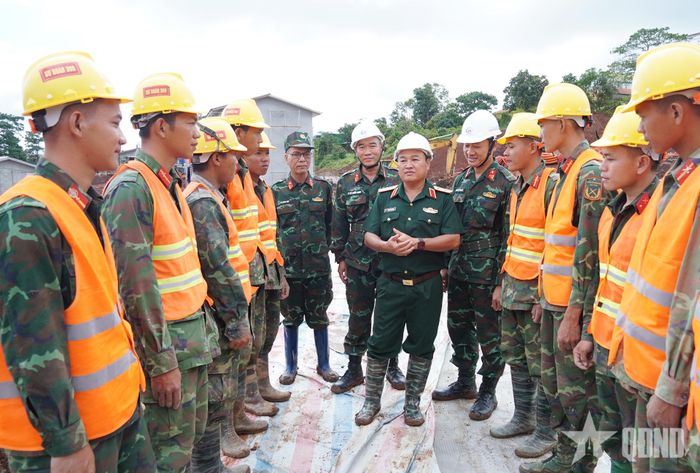 Trung tướng Trần Vinh Ngọc thăm hỏi, động viên cán bộ, chiến sĩ Sư đoàn 309 tham gia hỗ trợ xây dựng công trình.
