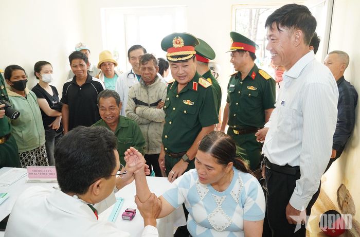 Trung tướng Trần Vinh Ngọc thăm, động viên các y, bác sĩ và nhân dân tại chương trình khám bệnh.
