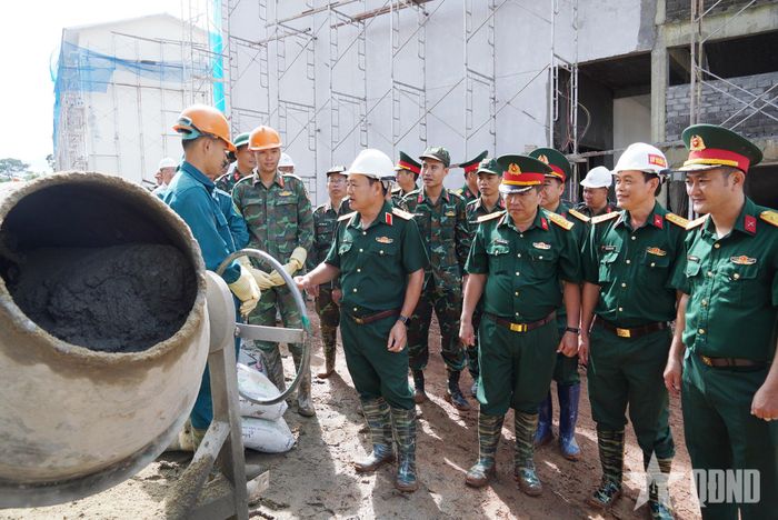 Đoàn công tác nghe các đơn vị báo cáo tình hình thi công.