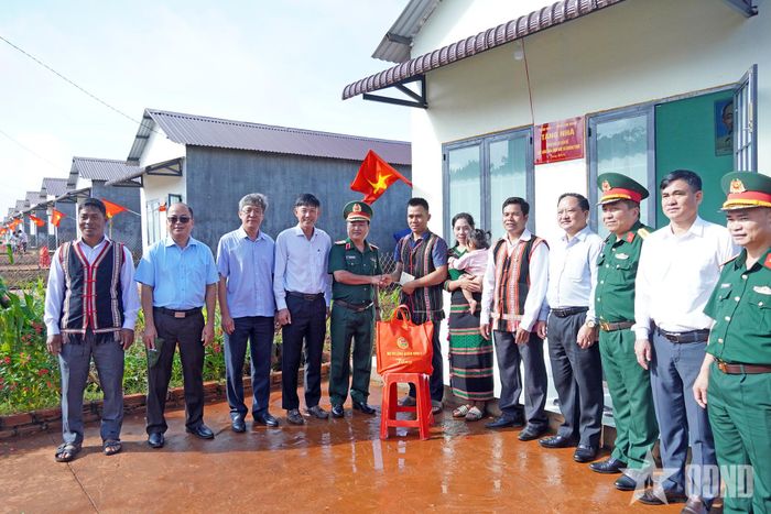 Trung tướng Trần Vinh Ngọc thăm, tặng quà các gia đình tại điểm dân cư ở bon Bu Dăr, xã Quảng Trực.