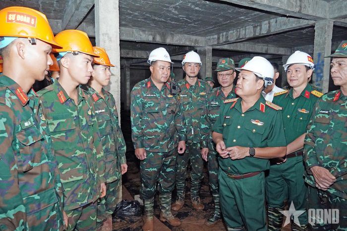 Đoàn công tác thăm hỏi, động viên cán bộ, chiến sĩ Sư đoàn 5 tham gia hỗ trợ xây dựng công trình.