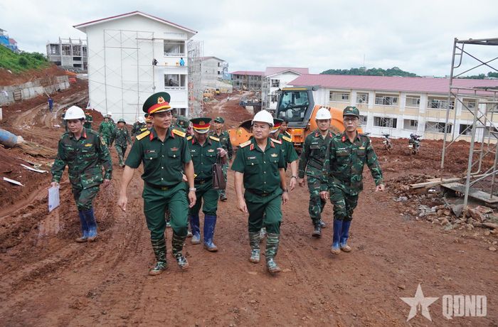 Đoàn công tác Quân khu 7 thăm, kiểm tra tiến độ thi công công trình Trường Phổ thông nội trú liên cấp Tiểu học và Trung học cơ sở Quảng Trực.