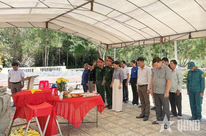 Các đại biểu thành kính tưởng niệm liệt sĩ Nguyễn Diên tại Nghĩa trang Liệt sĩ Bình Tân.
