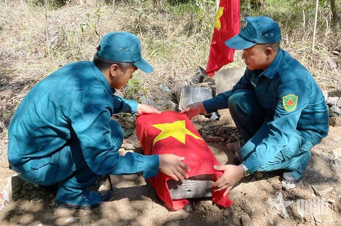 Hài cốt Liệt sĩ Nguyễn Diên được trang trọng phủ Quốc kỳ trước khi di chuyển về Nghĩa trang Liệt sĩ Bình Tân.