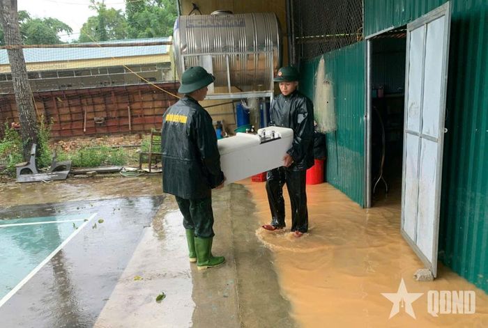 Lực lượng Đồn Biên phòng Nhôn Mai giúp nhân dân di dời tài sản.