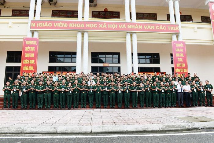 Các đại biểu chụp ảnh chung.