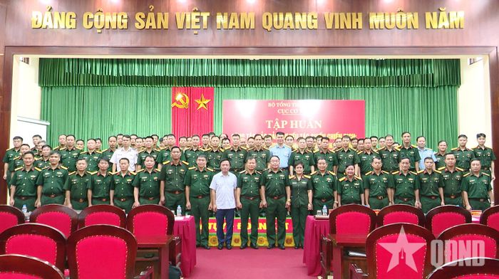 Các đại biểu và học viên chụp ảnh chung.