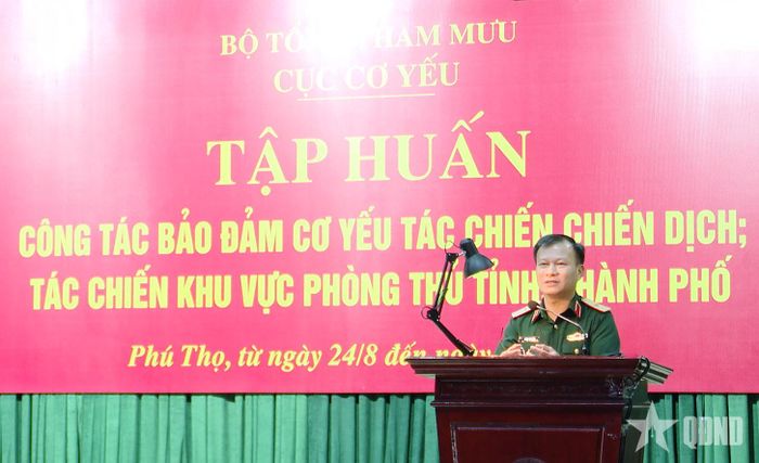 Thiếu tướng Hoàng Văn Quân, Cục trưởng Cục Cơ yếu (Bộ Tổng Tham mưu) phát biểu khai mạc tập huấn.
