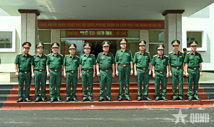 Thượng tướng Nguyễn Quang Ngọc và các đồng chí lãnh đạo Quân đoàn 34, cán bộ các cơ quan chức năng Quân đoàn 34.