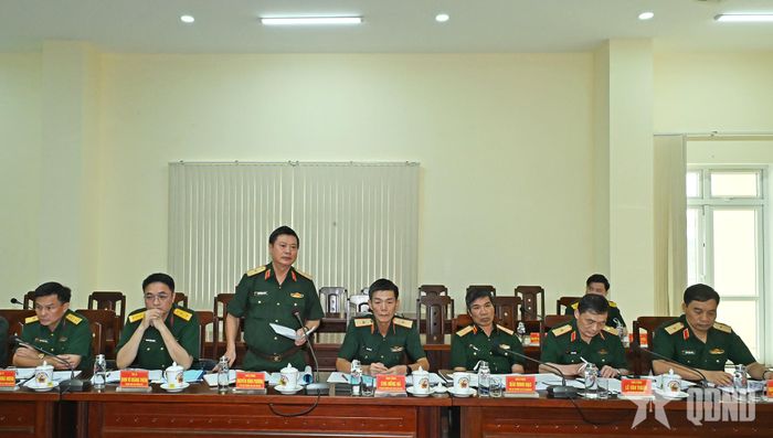 Thành viên đoàn công tác của Bộ Quốc phòng phát biểu.
