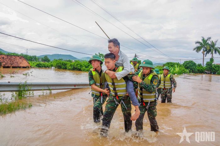 Cán bộ, chiến sĩ Sư đoàn 325, Quân đoàn 12 hỗ trợ di dời người dân đến nơi an toàn.