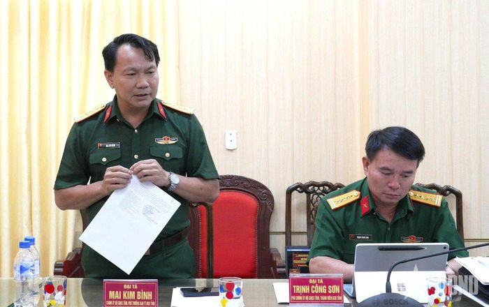  Đại tá Mai Kim Bình, Chính ủy Bộ CHQS tỉnh Quảng Ngãi, Phó trưởng ban Thường trực Ban chỉ đạo tỉnh phát biểu tại hội nghị. 